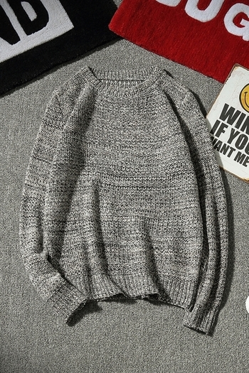 Семпъл мъжки пуловер с О-образна яка 