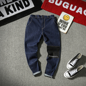 Κομψά τζιν ανδρικά σε ένα ευρύ σχέδιο κασκόλ