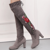 Велурени дамски ботуши с актуална цветна бродерия и висок дебел ток