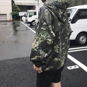 Πουλόβερ καμουφλάζ ανδρών σε ένα ευρύ σχέδιο