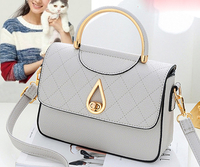 Καθημερινή συμπαγής τσάντα για γυναίκες με μη συνηθισμένη πόρπη και μακρά λαβή