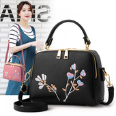 Κομψή γυναικεία τσάντα με μεγάλο λουράκι ώμου και μοντέρνα λουλούδια κεντήματος