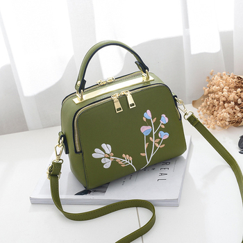 Стилна дамска чанта с дълга дръжка за през рамо и актуална флорална бродерия