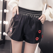 Σύντομες γυναικείες παντελόνες με φιλί και στοιχεία εκτύπωσης