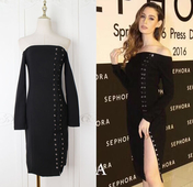 Κομψό μαύρο φόρεμα με γυμνά ώμους και σχισμή