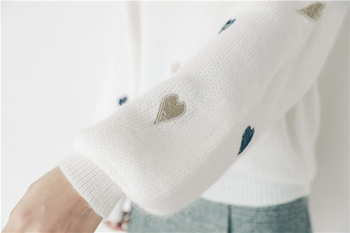 Мек пуловер с сладки апликации на сърца в два цвята 