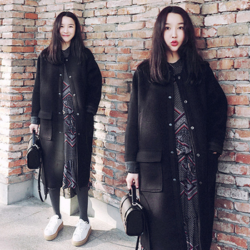 Стилно дамско дълго палто с копчета и джобове в черен цвят